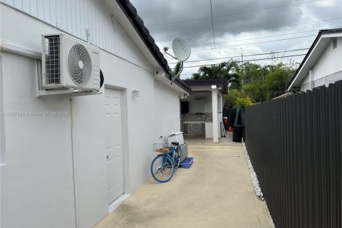 House in Miami, Florida 4 bedrooms, 204.76 sq.m. № 1949396 - photo 7