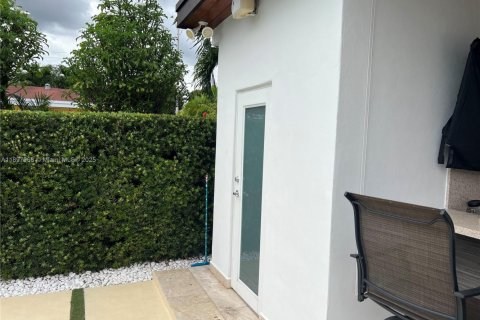 House in Miami, Florida 4 bedrooms, 204.76 sq.m. № 1949396 - photo 16