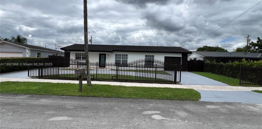 House in Miami, Florida 4 bedrooms, 204.76 sq.m. № 1949396