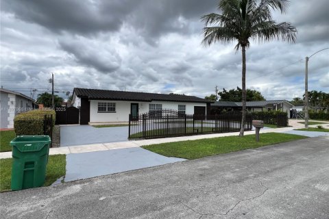 House in Miami, Florida 4 bedrooms, 204.76 sq.m. № 1949396 - photo 3