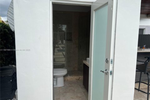 House in Miami, Florida 4 bedrooms, 204.76 sq.m. № 1949396 - photo 17