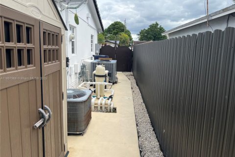 House in Miami, Florida 4 bedrooms, 204.76 sq.m. № 1949396 - photo 9