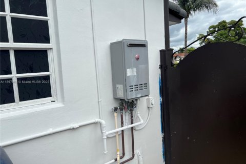 House in Miami, Florida 4 bedrooms, 204.76 sq.m. № 1949396 - photo 11