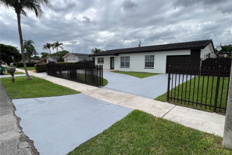 House in Miami, Florida 4 bedrooms, 204.76 sq.m. № 1949396 - photo 5