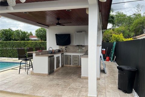 House in Miami, Florida 4 bedrooms, 204.76 sq.m. № 1949396 - photo 12