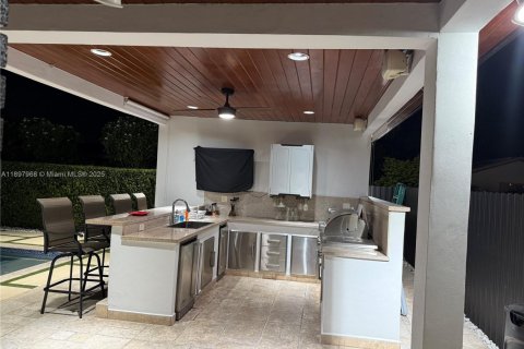 House in Miami, Florida 4 bedrooms, 204.76 sq.m. № 1949396 - photo 14