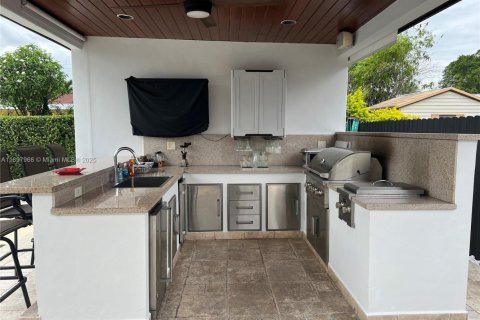 House in Miami, Florida 4 bedrooms, 204.76 sq.m. № 1949396 - photo 13