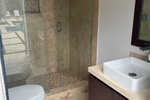 House in Miami, Florida 4 bedrooms, 204.76 sq.m. № 1949396 - photo 18