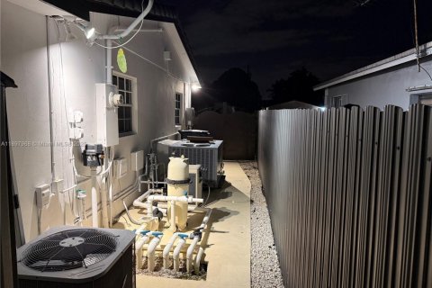 House in Miami, Florida 4 bedrooms, 204.76 sq.m. № 1949396 - photo 10