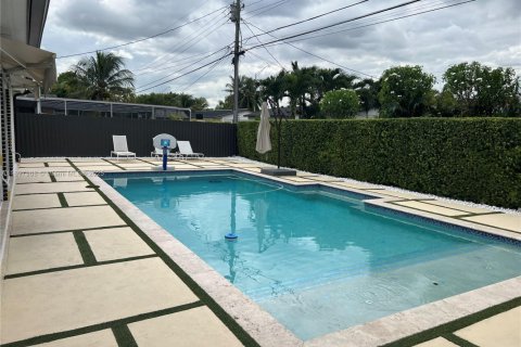 House in Miami, Florida 4 bedrooms, 204.76 sq.m. № 1949396 - photo 19