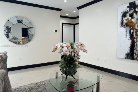 House in Miami, Florida 4 bedrooms, 204.76 sq.m. № 1949396 - photo 30