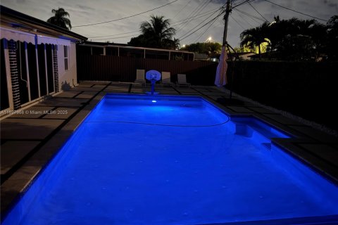 House in Miami, Florida 4 bedrooms, 204.76 sq.m. № 1949396 - photo 26