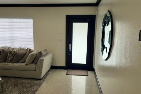 House in Miami, Florida 4 bedrooms, 204.76 sq.m. № 1949396 - photo 27