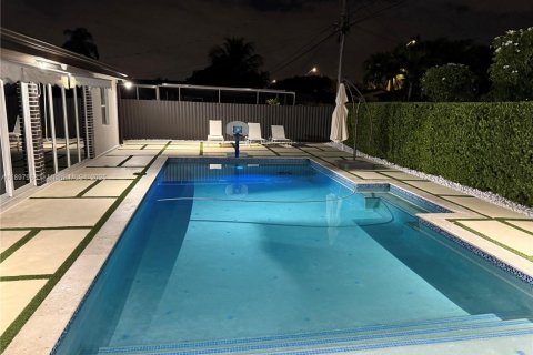 House in Miami, Florida 4 bedrooms, 204.76 sq.m. № 1949396 - photo 25