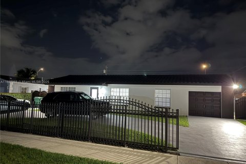 House in Miami, Florida 4 bedrooms, 204.76 sq.m. № 1949396 - photo 6