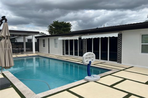 House in Miami, Florida 4 bedrooms, 204.76 sq.m. № 1949396 - photo 20