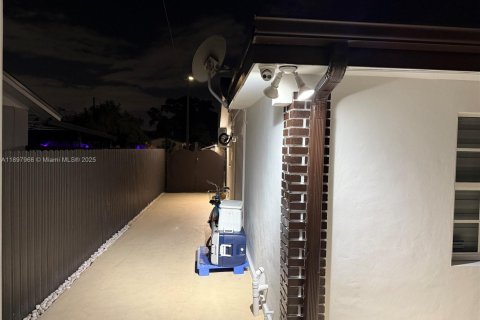 House in Miami, Florida 4 bedrooms, 204.76 sq.m. № 1949396 - photo 8