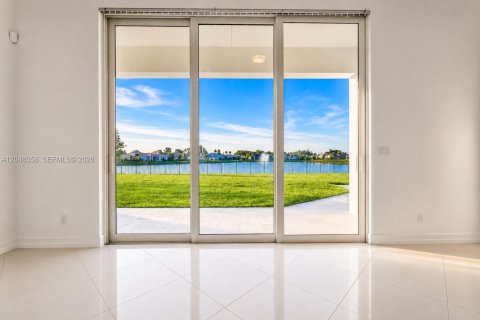 House in Davie, Florida 5 bedrooms, 479 sq.m. № 2261040 - photo 13