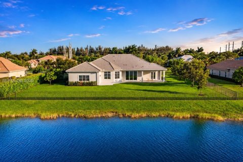 House in Davie, Florida 5 bedrooms, 479 sq.m. № 2261040 - photo 4