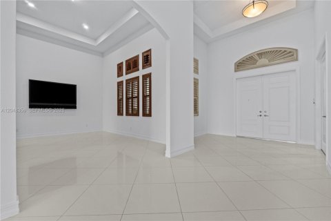House in Davie, Florida 5 bedrooms, 479 sq.m. № 2261040 - photo 10