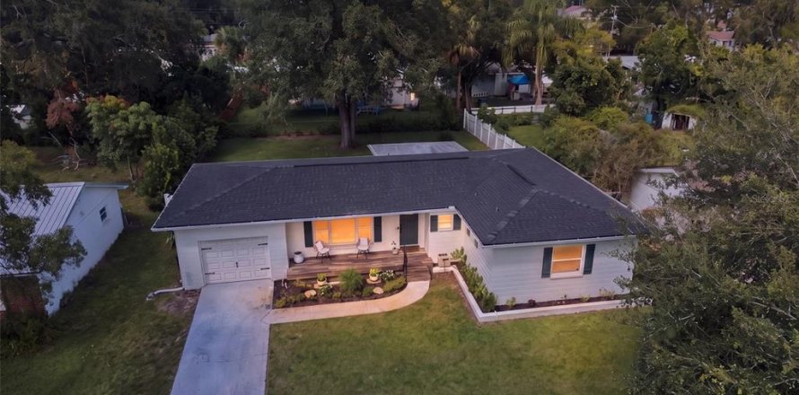 House in Tampa, Florida 3 bedrooms, 123.19 sq.m. № 2396371