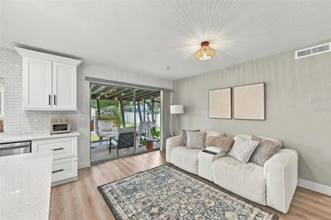 House in Tampa, Florida 3 bedrooms, 123.19 sq.m. № 2396371 - photo 18