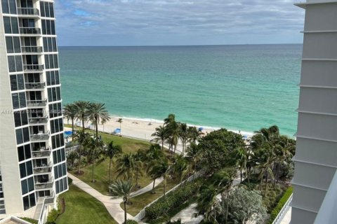 Condominio en alquiler en Sunny Isles Beach, Florida, 33.44 m2 № 1938410 - foto 1
