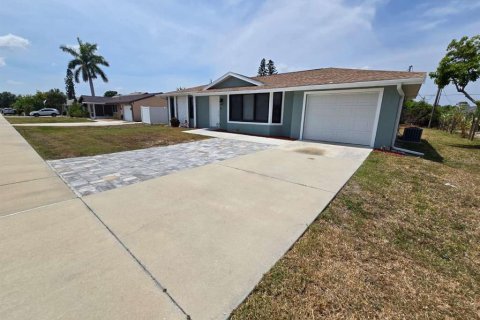 Casa en alquiler en Port Charlotte, Florida, 2 dormitorios, 103.68 m2 № 1620229 - foto 1