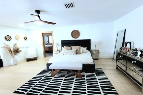 Купить виллу или дом в Хомстед, Флорида 6 спален, 407.84м2, № 2048608 - фото 8