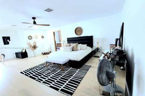 Купить виллу или дом в Хомстед, Флорида 6 спален, 407.84м2, № 2048608 - фото 9