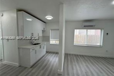 Снять в аренду виллу или дом в Майами, Флорида 1 спальня, 51.1м2, № 2045486 - фото 2