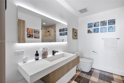 Condo in Miami, Florida, 2 bedrooms  № 2002583 - photo 23