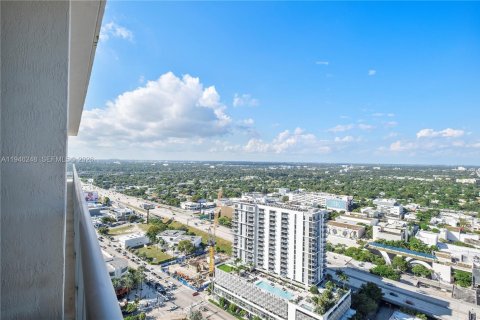 Condo in Miami, Florida, 2 bedrooms  № 2002583 - photo 26