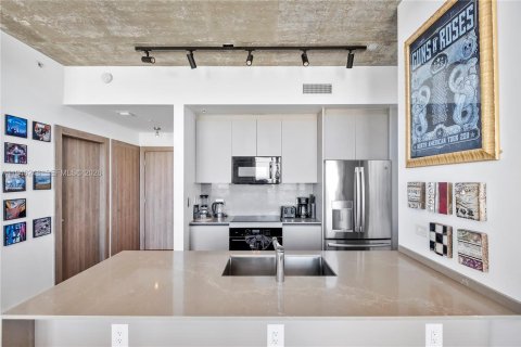 Condo in Miami, Florida, 2 bedrooms  № 2002583 - photo 14