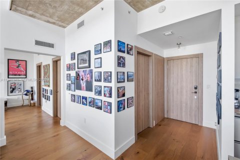 Condo in Miami, Florida, 2 bedrooms  № 2002583 - photo 4