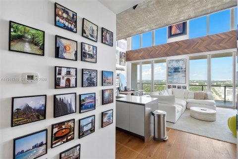 Condo in Miami, Florida, 2 bedrooms  № 2002583 - photo 3