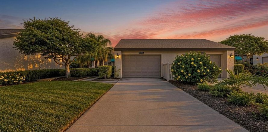 House in Sarasota, Florida 2 bedrooms, 128.21 sq.m. № 2304541