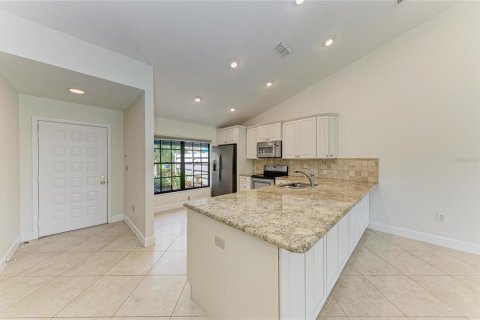 House in Sarasota, Florida 2 bedrooms, 128.21 sq.m. № 2304541 - photo 12