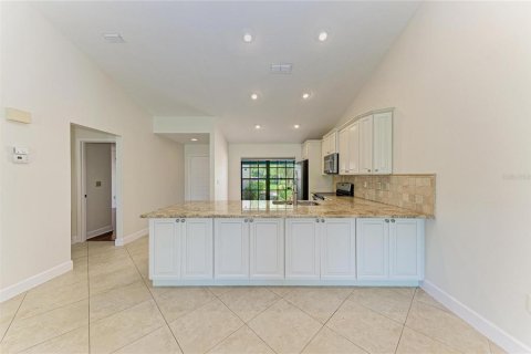 House in Sarasota, Florida 2 bedrooms, 128.21 sq.m. № 2304541 - photo 11
