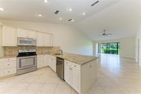 House in Sarasota, Florida 2 bedrooms, 128.21 sq.m. № 2304541 - photo 13