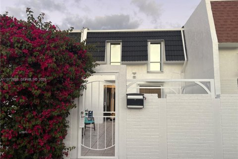 Adosado en North Miami, Florida 2 dormitorios, 152.36 m2 № 2033183