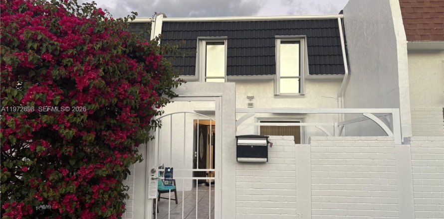 Adosado en North Miami, Florida 2 dormitorios, 152.36 m2 № 2033183