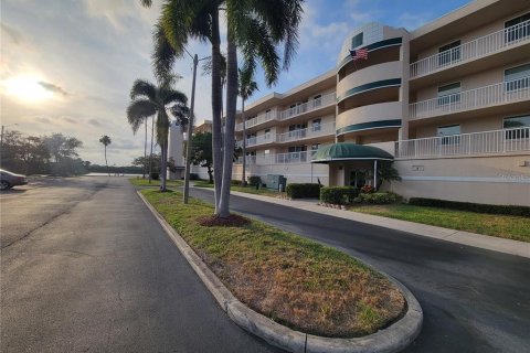 Condominio en alquiler en Saint Petersburg, Florida, 2 dormitorios, 111.95 m2 № 1908453 - foto 1