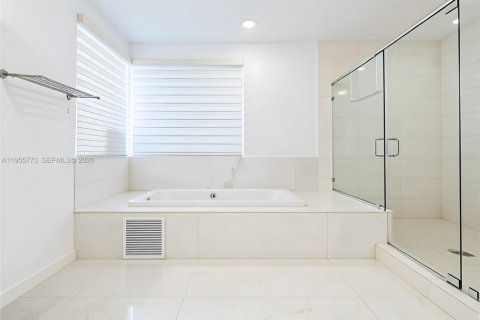 Casa en alquiler en Doral, Florida, 6 dormitorios, 452.81 m2 № 2009818 - foto 28