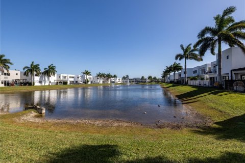 Casa en alquiler en Doral, Florida, 6 dormitorios, 452.81 m2 № 2009818 - foto 13