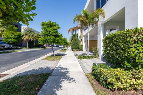 Casa en alquiler en Doral, Florida, 6 dormitorios, 452.81 m2 № 2009818 - foto 4