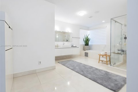Casa en alquiler en Doral, Florida, 6 dormitorios, 452.81 m2 № 2009818 - foto 29