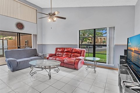 Townhouse in Pembroke Pines, Florida 2 bedrooms, 100.33 sq.m. № 1647368 - photo 23