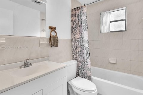 Townhouse in Pembroke Pines, Florida 2 bedrooms, 100.33 sq.m. № 1647368 - photo 16