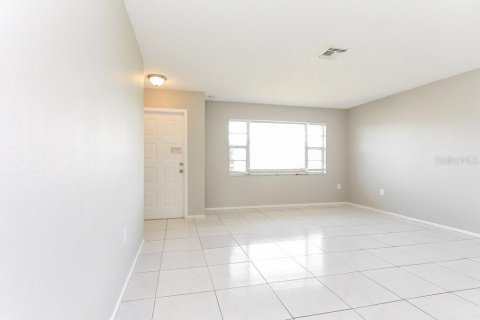 House in Cape Coral, Florida 3 bedrooms, 120.31 sq.m. № 1918010 - photo 8